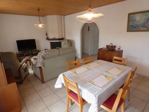 Televízia a/alebo spoločenská miestnosť v ubytovaní Maison familiale 94m² à 1,2km des plages - Jardin clos, 3 chambres, terrasse équipée - FR-1-540-255