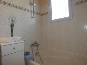 Kúpeľňa v ubytovaní Maison familiale 94m² à 1,2km des plages - Jardin clos, 3 chambres, terrasse équipée - FR-1-540-255