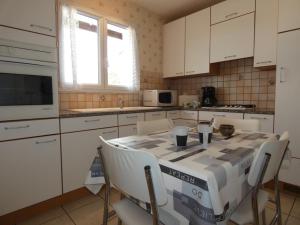 Kuchyňa alebo kuchynka v ubytovaní Maison familiale 94m² à 1,2km des plages - Jardin clos, 3 chambres, terrasse équipée - FR-1-540-255