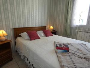 Posteľ alebo postele v izbe v ubytovaní Maison familiale 94m² à 1,2km des plages - Jardin clos, 3 chambres, terrasse équipée - FR-1-540-255