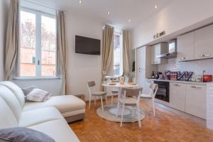 - un salon avec un canapé blanc et une table dans l'établissement TownHouse by the Spanish Steps, à Rome
