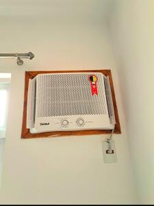 een witte airconditioning aan een muur in een kamer bij Quarto com Anfitrião RJ in Rio de Janeiro +8 foto's