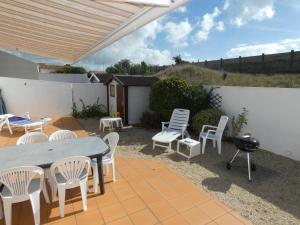 Patio alebo iná vonkajšia časť ubytovania Maison familiale 94m² à 1,2km des plages - Jardin clos, 3 chambres, terrasse équipée - FR-1-540-255
