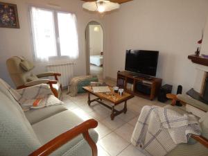 Televízia a/alebo spoločenská miestnosť v ubytovaní Maison familiale 94m² à 1,2km des plages - Jardin clos, 3 chambres, terrasse équipée - FR-1-540-255