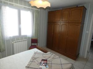 Posteľ alebo postele v izbe v ubytovaní Maison familiale 94m² à 1,2km des plages - Jardin clos, 3 chambres, terrasse équipée - FR-1-540-255
