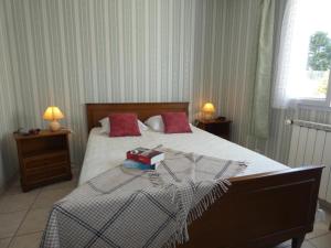 Posteľ alebo postele v izbe v ubytovaní Maison familiale 94m² à 1,2km des plages - Jardin clos, 3 chambres, terrasse équipée - FR-1-540-255