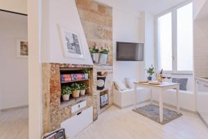 een woonkamer met een tafel en een open haard bij TownHouse by the Spanish Steps in Rome