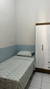 a small bedroom with a bed and a cabinet at Hospedagem Recanto Miriam -Salto in Salto