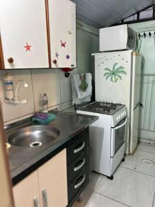 Kuchyň nebo kuchyňský kout v ubytování Kitnet Flamingo 31B