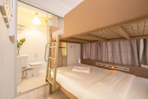 um quarto com dois beliches e um banheiro em Apple lnn Causeway Bay em Hong Kong