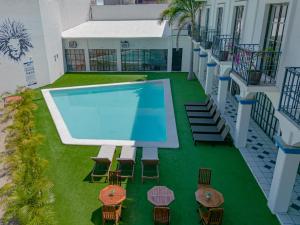 an overhead view of a swimming pool on a building at AM Amakal Hotel & Park in Santa Cruz Huatulco