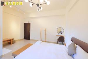 A bed or beds in a room at InYuLi Homestay花蓮縣民宿2825號