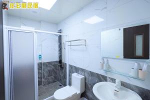 A bathroom at InYuLi Homestay花蓮縣民宿2825號