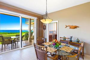 卡普鲁亚KBM Resorts FREE CAR Kapalua Bay Villa Oceanfront 1-Bedroom Condo with Amazing views KBV-30G2的一间带桌子并可欣赏海景的餐厅