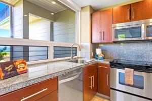 KBM Resorts FREE CAR Kapalua Bay Villa Oceanfront 1-Bedroom Condo with Amazing views KBV-30G2的厨房或小厨房