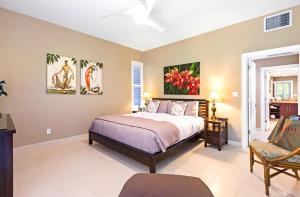 卡普鲁亚KBM Resorts FREE CAR Kapalua Bay Villa Oceanfront 1-Bedroom Condo with Amazing views KBV-30G2的带床和椅子的卧室