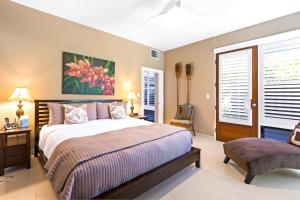 卡普鲁亚KBM Resorts FREE CAR Kapalua Bay Villa Oceanfront 1-Bedroom Condo with Amazing views KBV-30G2的带一张大床和一把椅子的卧室 更多33张照片