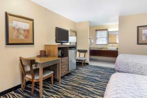 a hotel room with a desk and a bed and a room at Best Western Mountainbrook Inn Maggie Valley in Maggie Valley +17 photos