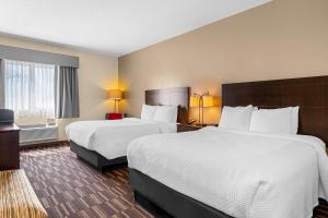 UrbanaにあるBest Western University Innのベッドが2つと窓があるホテルの部屋