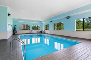 Πισίνα στο ή κοντά στο Best Western University Inn
