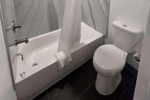 Koupelna v ubytování Rodeway Inn
