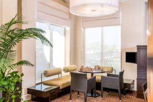 フローレンスにあるHilton Garden Inn Florenceのテーブルと椅子のあるリビングルーム