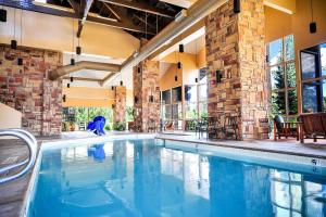 布赖恩峰Hilton Vacation Club Cedar Breaks Brian Head的一座砖墙建筑中的游泳池