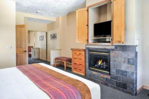 布赖恩峰Hilton Vacation Club Cedar Breaks Brian Head的一间带床、壁炉和电视的卧室