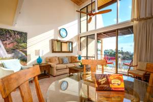 卡普鲁亚KBM Resorts FREE CAR Napili Point Oceanfront Spacious 2-Bedroom Villa NAP-C18的带沙发和桌子的客厅