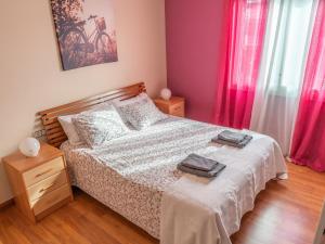 Un dormitorio con una cama con dos toallas encima. en Casa Serenidad: Naturaleza, Jacuzzi & Parking en Cubelles - ES-332-10, en Cubelles