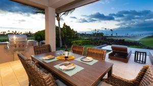 ワイコロアにあるELEGANT ESCAPE Elegant 4BR Laulea Home with Pool and Ocean Viewのダイニングルーム(テーブル、椅子付)
