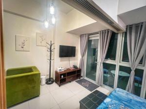 EG Private House -BGC UPTOWN的电视和/或娱乐中心