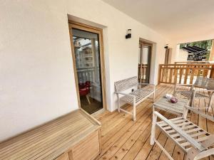 un balcon avec des chaises et une table sur une terrasse dans l'établissement Résidence Le Living Stone B - NOUVEAU CENTRE, PIED DES PISTES-Tout inclus MAE-0941, à Vars 6 autres photos