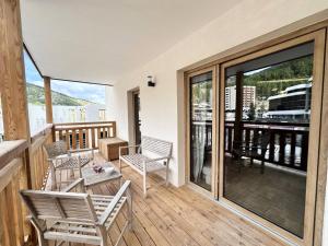 un balcon avec des chaises et une table sur une terrasse dans l'établissement Résidence Le Living Stone B - NOUVEAU CENTRE, PIED DES PISTES-Tout inclus MAE-0941, à Vars