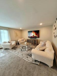 DepewSpacious Buffalo Home Near Niagara Fall, Bills Stadium, Buffalo Airport的有两张沙发和一台电视的客厅