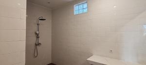 Ένα μπάνιο στο Secret Kuta Apartment with Free Parking & Automated Check in 24 7