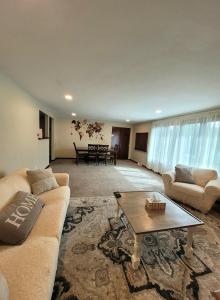 DepewSpacious Buffalo Home Near Niagara Fall, Bills Stadium, Buffalo Airport的带沙发和桌子的客厅