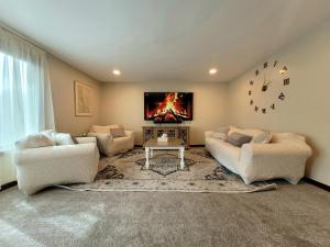DepewSpacious Buffalo Home Near Niagara Fall, Bills Stadium, Buffalo Airport的有两张沙发和一台电视的客厅