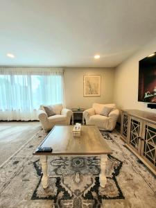 DepewSpacious Buffalo Home Near Niagara Fall, Bills Stadium, Buffalo Airport的带沙发和咖啡桌的客厅 更多37张照片