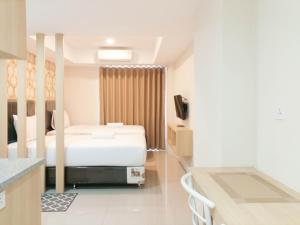 Giường trong phòng chung tại Tranquil and Comfort Studio at De Prima Apartment By Travelio +12 ảnh