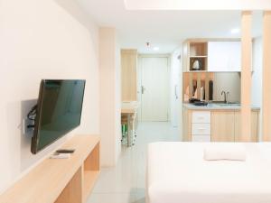 TV/trung tâm giải trí tại Tranquil and Comfort Studio at De Prima Apartment By Travelio