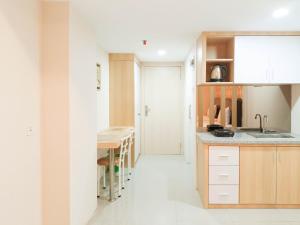 Nhà bếp/bếp nhỏ tại Tranquil and Comfort Studio at De Prima Apartment By Travelio