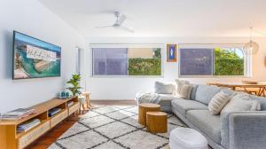 una sala de estar con un sofá y una mesa en Verano, en Casuarina