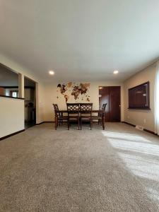 DepewSpacious Buffalo Home Near Niagara Fall, Bills Stadium, Buffalo Airport的一间空客厅,配有桌椅