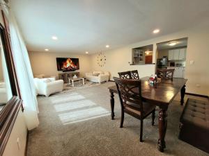 Spacious Buffalo Home Near Niagara Fall, Bills Stadium, Buffalo Airport的休息区