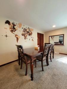 Spacious Buffalo Home Near Niagara Fall, Bills Stadium, Buffalo Airport的休息区