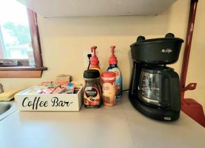Spacious Buffalo Home Near Niagara Fall, Bills Stadium, Buffalo Airport的咖啡和沏茶工具