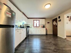 Spacious Buffalo Home Near Niagara Fall, Bills Stadium, Buffalo Airport的厨房或小厨房