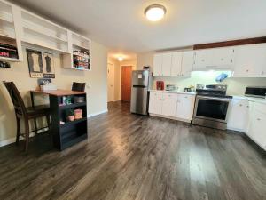 Spacious Buffalo Home Near Niagara Fall, Bills Stadium, Buffalo Airport的厨房或小厨房