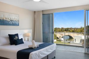 une chambre avec un grand lit et une grande fenêtre dans l'établissement Azzura Greens Resort, à Gold Coast 53 autres photos